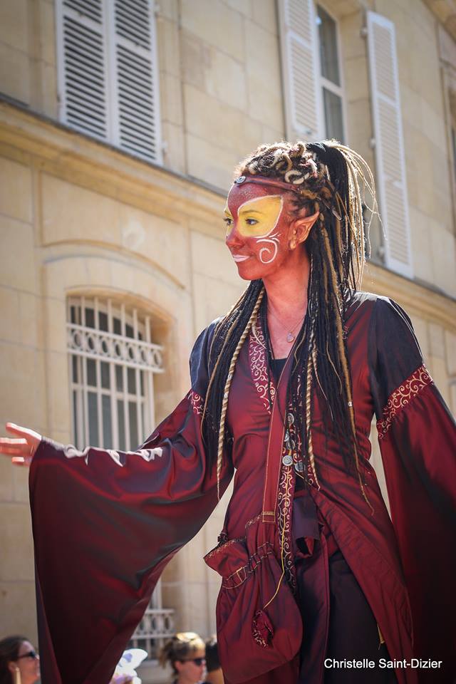 Parades d'échassiers, jongleurs, musiciens et final tissu aérien.